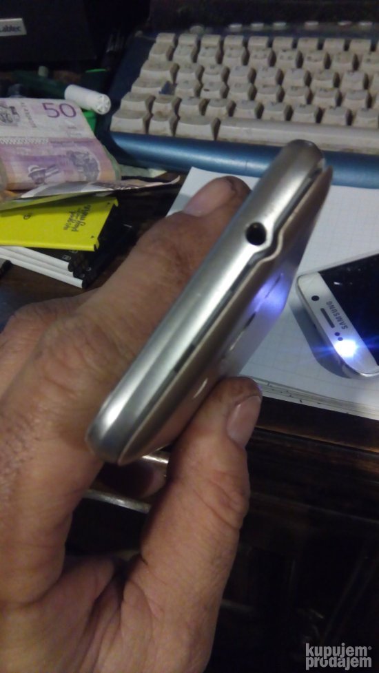 mobilni telefon samsung galaxy j1 sm-j120fn-neispravan