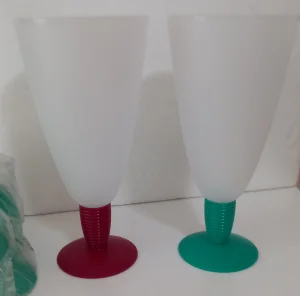 Tupperware pet velikih čaša za 1500 dinara