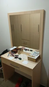 Komoda za sminku sa ogledalom