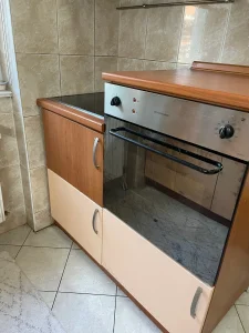 Kuhinja sa aparatima i frižiderom