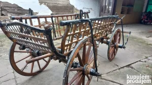 Restaurirana stara zaprežna kola / fijaker