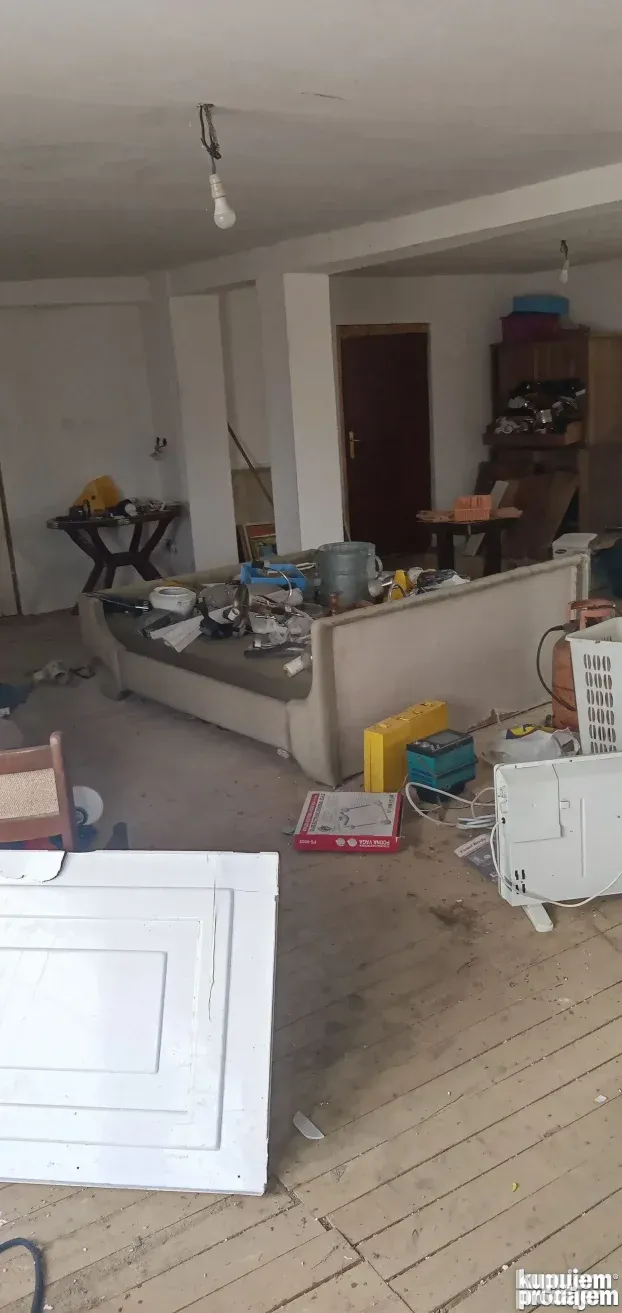Auto plac, otpad, radionica 400m2 /RUS izdaje se ili prodaje