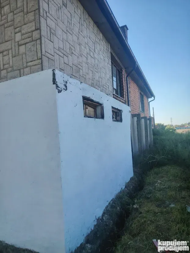 Auto plac, otpad, radionica 400m2 /RUS izdaje se ili prodaje