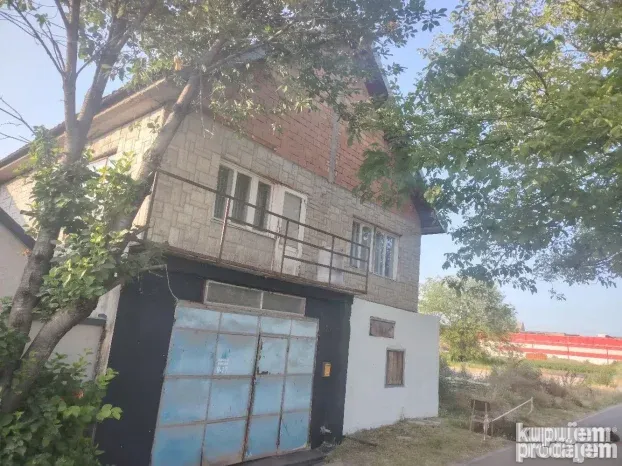 Auto plac, otpad, radionica 400m2 /RUS izdaje se ili prodaje