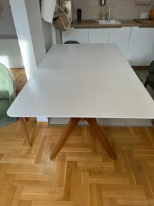 Trpezarijski sto i 4 stolice