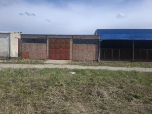 Prodajem ili iznajmljujem magacin od 900 m2