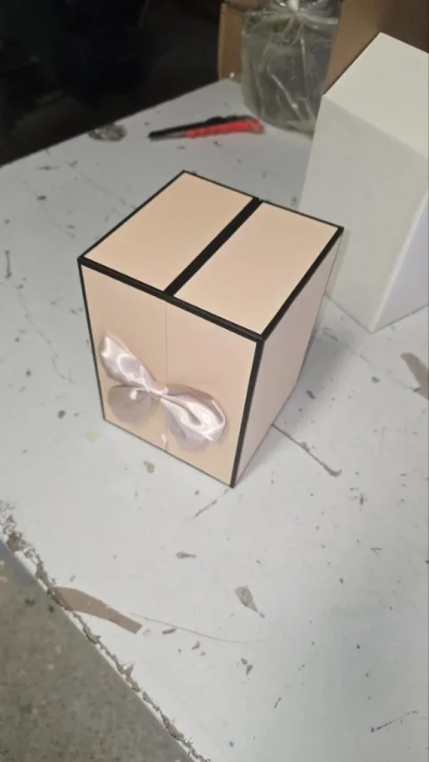 Ukrasna poklon kutija za nakit sa medom i konzervir. ružom