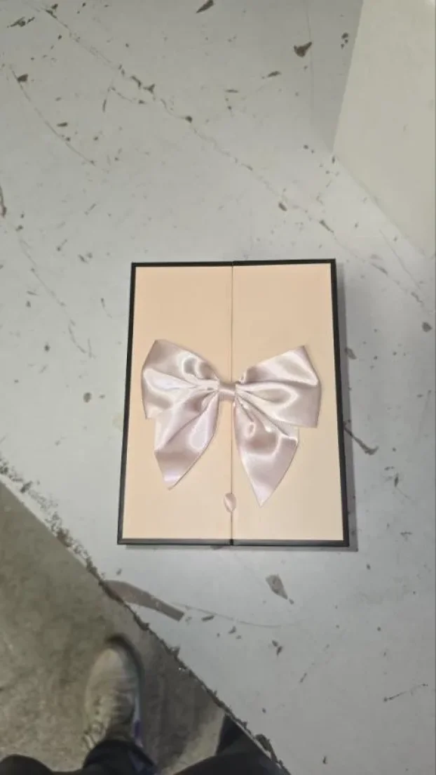 Ukrasna poklon kutija za nakit sa medom i konzervir. ružom