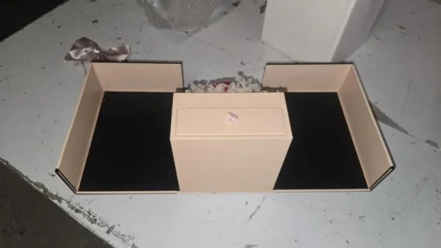 Ukrasna poklon kutija za nakit sa medom i konzervir. ružom