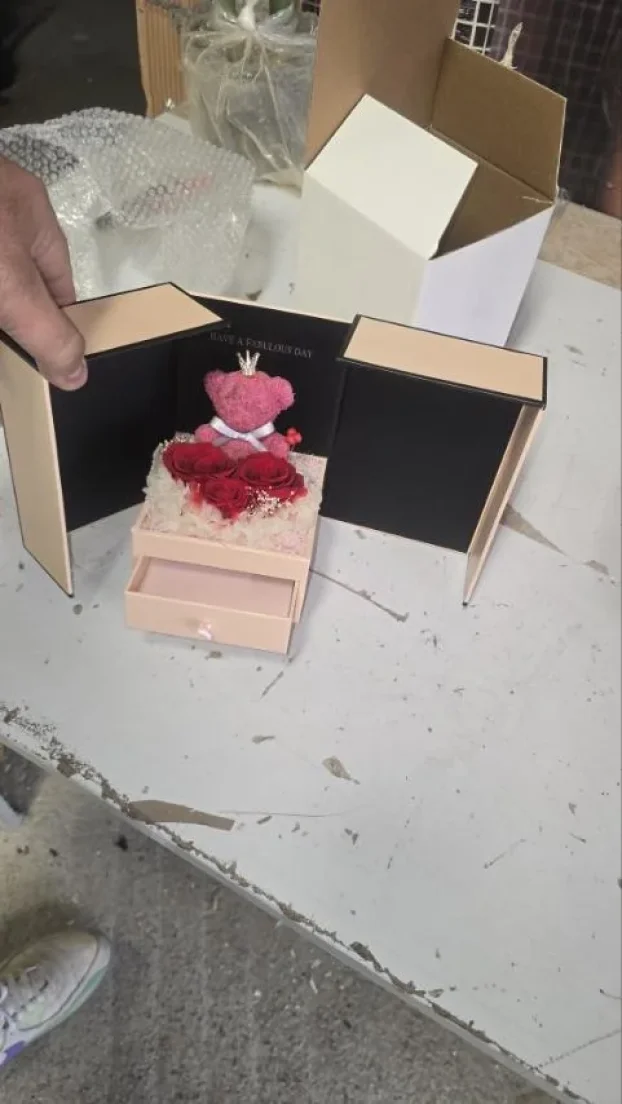 Ukrasna poklon kutija za nakit sa medom i konzervir. ružom