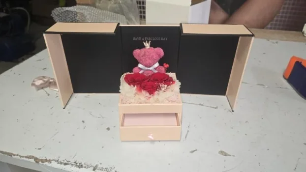 Ukrasna poklon kutija za nakit sa medom i konzervir. ružom