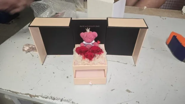 Ukrasna poklon kutija za nakit sa medom i konzervir. ružom