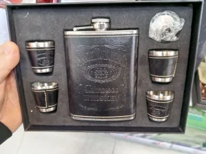 Pljoska Jack Danijls sa 4 casice i levkom