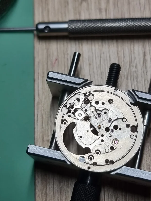 Servis i poliranje satova.