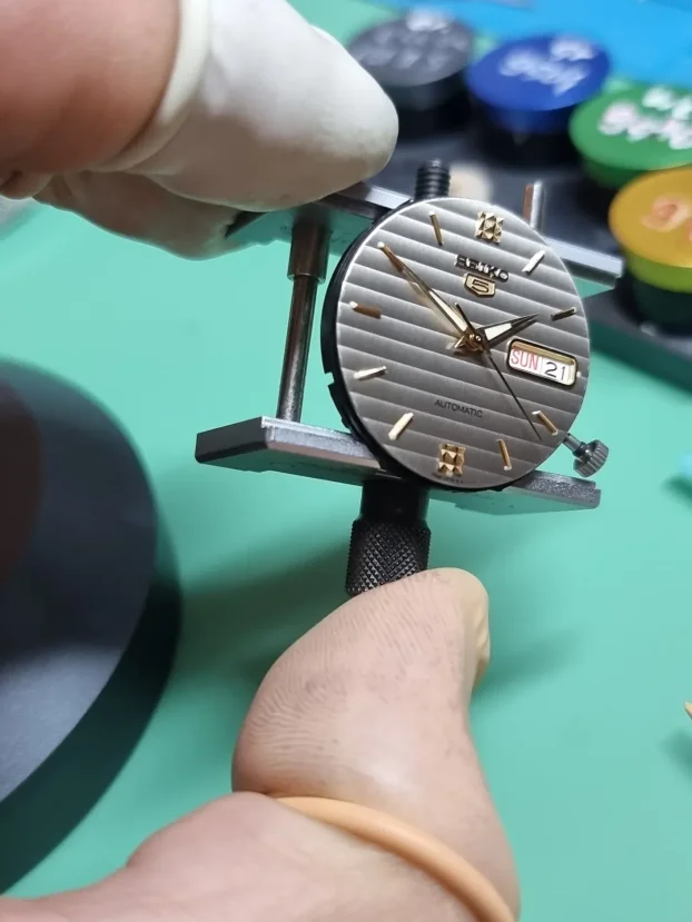 Servis i poliranje satova.