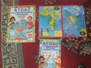 Dečji atlas sa samolepljivim sličicama, popunjen