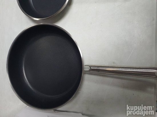 Tiganj 2 komada Rosle precnika 20 i 28cm.