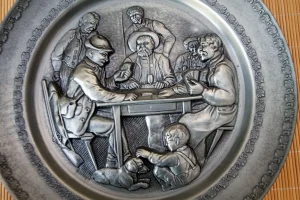 Stari metalni MASIVNI reljefni ukrasni tanjiri LOVAČKI MOTIV