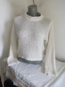 Hennes beli dzemper sa sjajnim M