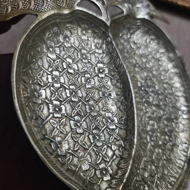 Prelepa stara pepeljara od mesinga u obliku breskve