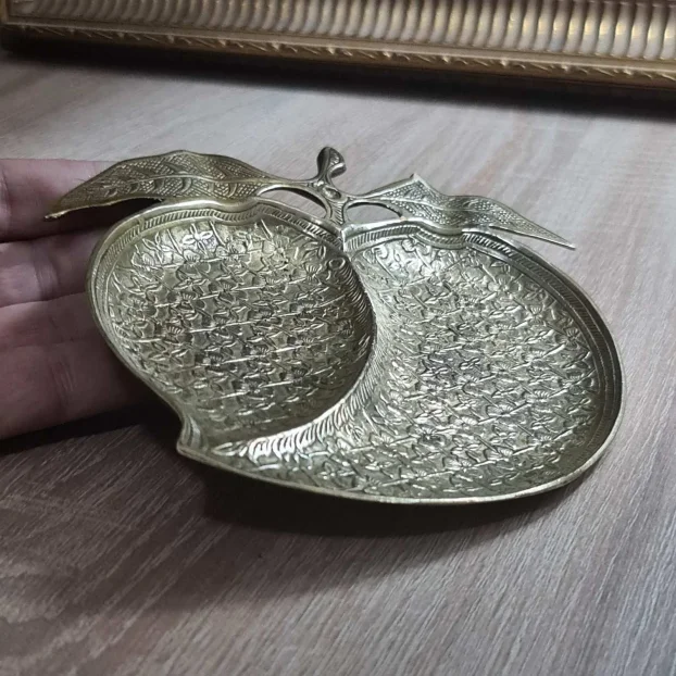 Prelepa stara pepeljara od mesinga u obliku breskve