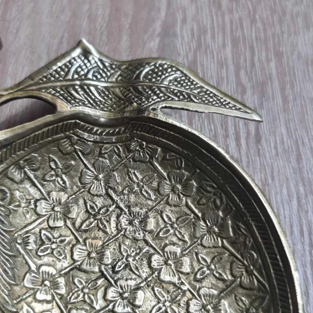 Prelepa stara pepeljara od mesinga u obliku breskve