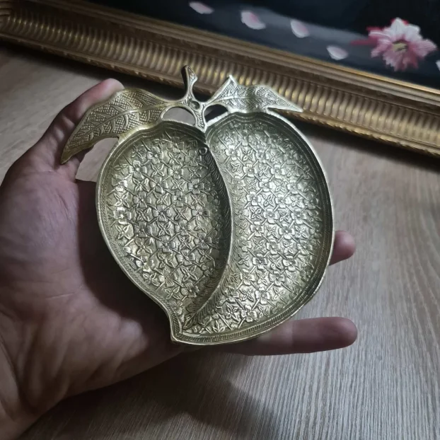 Prelepa stara pepeljara od mesinga u obliku breskve