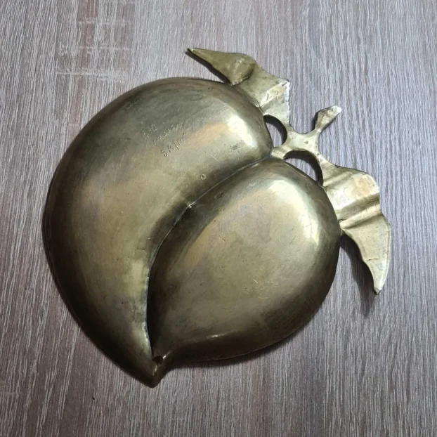 Prelepa stara pepeljara od mesinga u obliku breskve