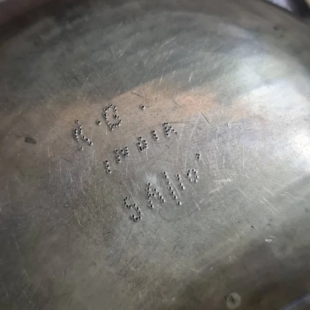 Prelepa stara pepeljara od mesinga u obliku breskve