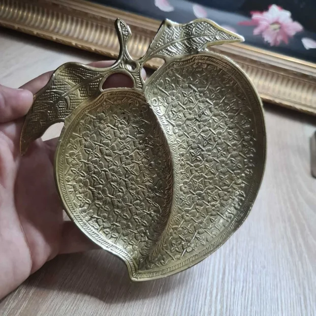 Prelepa stara pepeljara od mesinga u obliku breskve