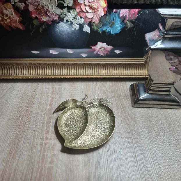 Prelepa stara pepeljara od mesinga u obliku breskve