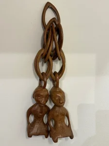 Afrička skulptura na drvenom lancu