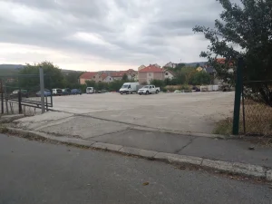 Izdajem plac sa halom