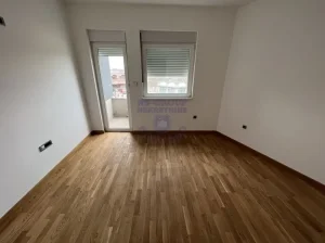 Poslovna zgrada -1330m2- Podbara