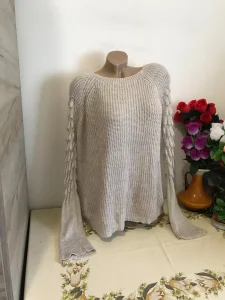 Krem dzemper sa bombicama na rukavima L/XL