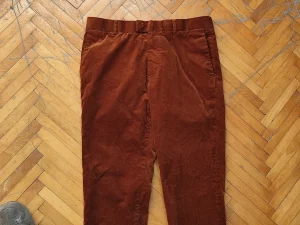 SUPER RETKO Prava cigla boja slim fit plisane pantalone H&M
