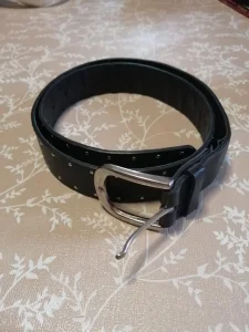 Crni kaiš sa nitnama