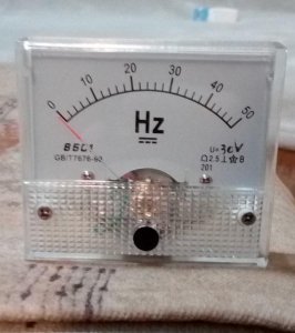 Analogni merac frekvencije 0 - 50Hz napona 30V