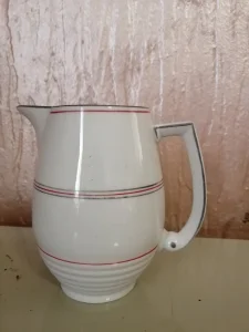 Beli porcelanski bokal