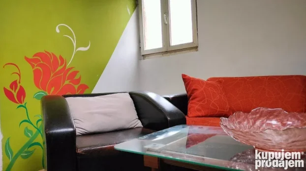 Издајем стан у центру Ниша