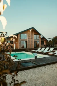 Vila sa bazenom, Banstol