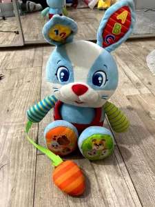 Zeka pričljivko igračka za bebe