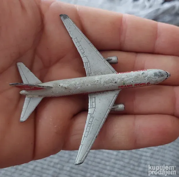 Avion metalni