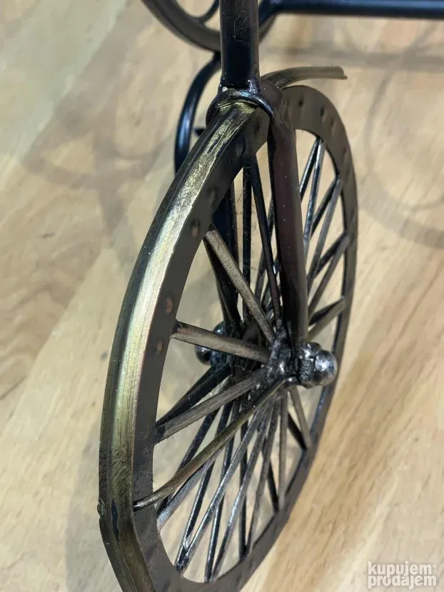 Bicikl stara metalna i bronzana skulptura ili igracka