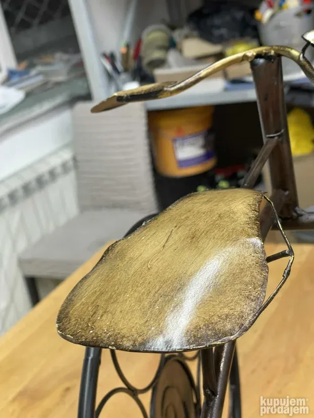 Bicikl stara metalna i bronzana skulptura ili igracka