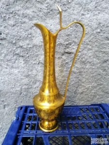 Stari gravirani indijski bokal