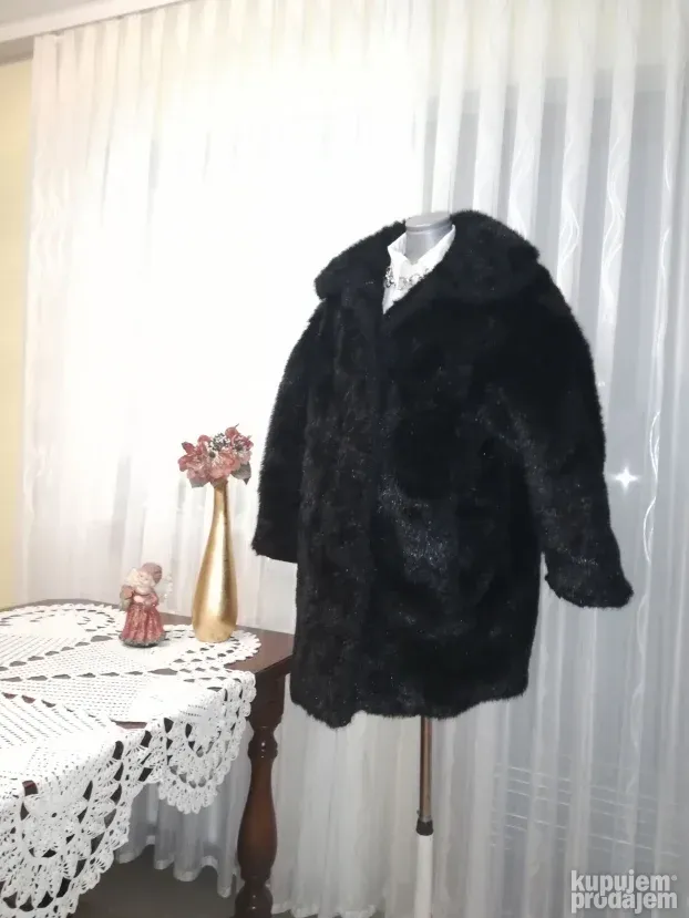 Crna bunda od veštačkog krzna vel. L-XL