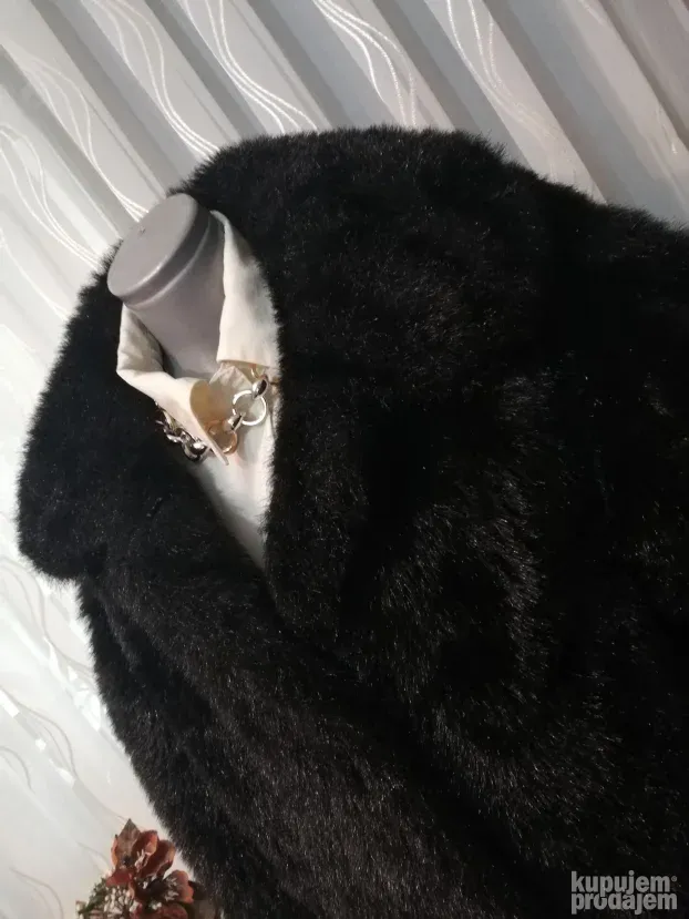 Crna bunda od veštačkog krzna vel. L-XL