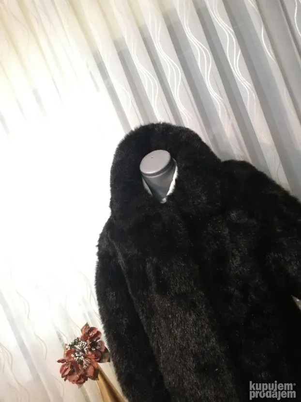 Crna bunda od veštačkog krzna vel. L-XL