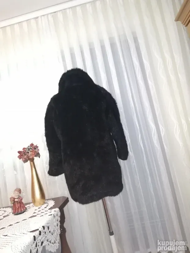 Crna bunda od veštačkog krzna vel. L-XL